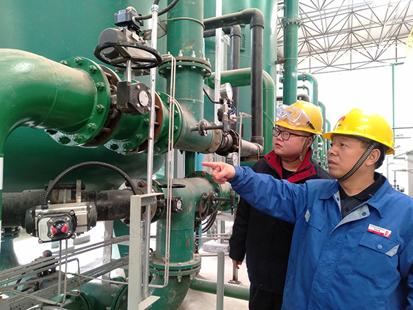 1604275860445337.jpeg 段俊峰帶青工熟悉現(xiàn)場(chǎng).jpg