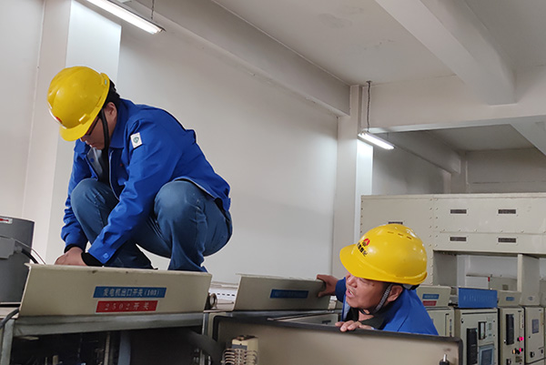 1617780470573089.jpeg 王宏和張滿君處理發(fā)電機(jī)開(kāi)關(guān)柜3.jpg