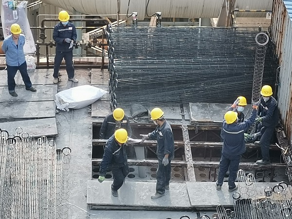 1653095906725081.jpeg 除塵器頂部濾袋更換現(xiàn)場.jpg
