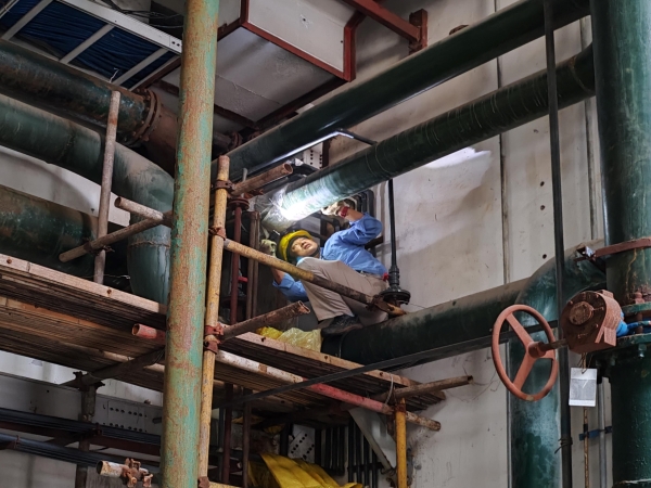 1661507991840619.jpeg 疫情期間楊靖軍正在檢查管線是否有漏點.jpg