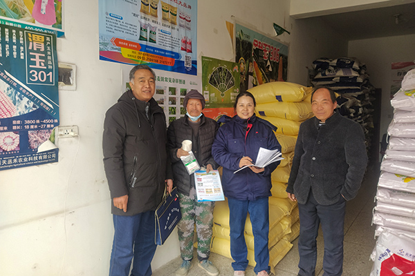 2月10日，尿素銷售人員在武功縣貞元鎮農資店向農戶發放宣傳資料。(副圖）.jpg