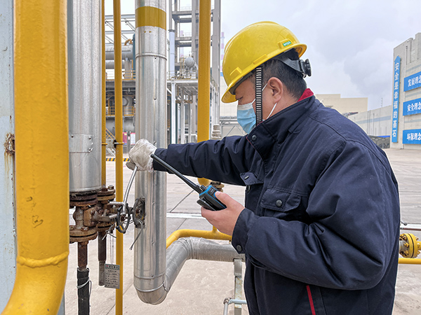 1676598393932649.jpeg 2023年2月16日,董小奇,現(xiàn)場調(diào)整閥門開度(副圖).jpg