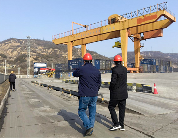 1676616196195674.jpeg 圖1:2.14日,運銷市場部部長惠有社在彬州西站貨場進行實地考察(副圖).jpg