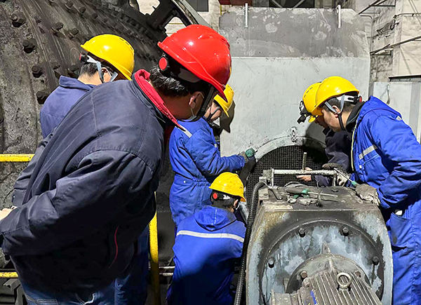 1677484130311724.jpeg 搶修磨煤機現場圖(副圖).jpg