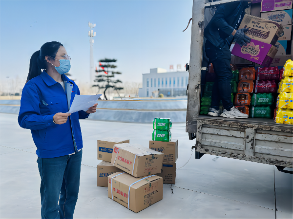 1678244881492766.png 3月8日郭文靜在中控室樓前給各車間分發(fā)夜班餐(1).png