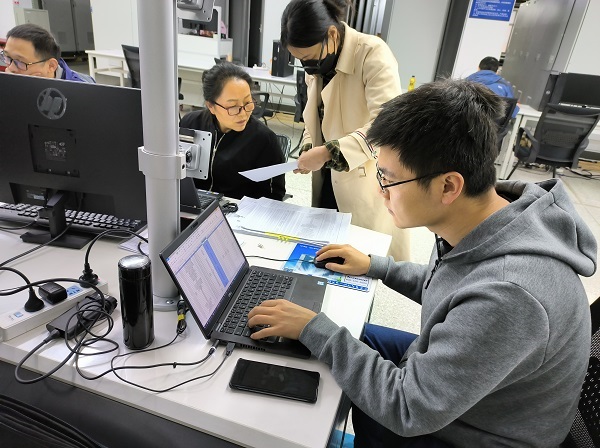 1679641596977055.jpeg 3月16日在浙江中控進行出廠前的核對校準確認工作.jpg