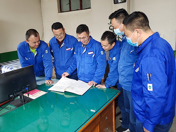 1680827078671296.jpeg 3月31日,合成車間技術(shù)攻關(guān)小組討論排煤漿具體實(shí)施方案.jpg