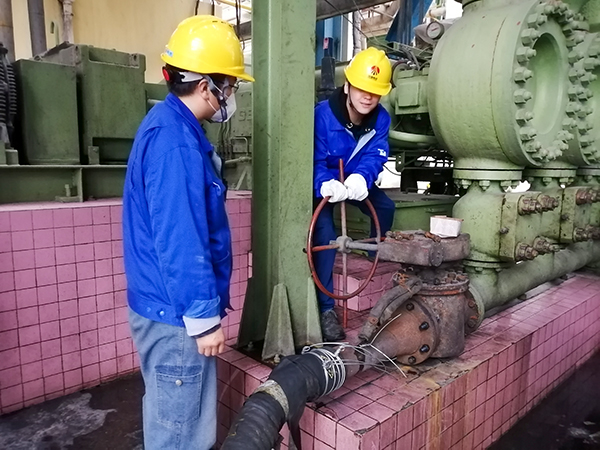 1680827100361788.jpeg 4月4日,合成三班作業(yè)人員通過(guò)軟管開(kāi)始從二號(hào)大槽排放煤漿,并回收至一號(hào)大槽.jpg