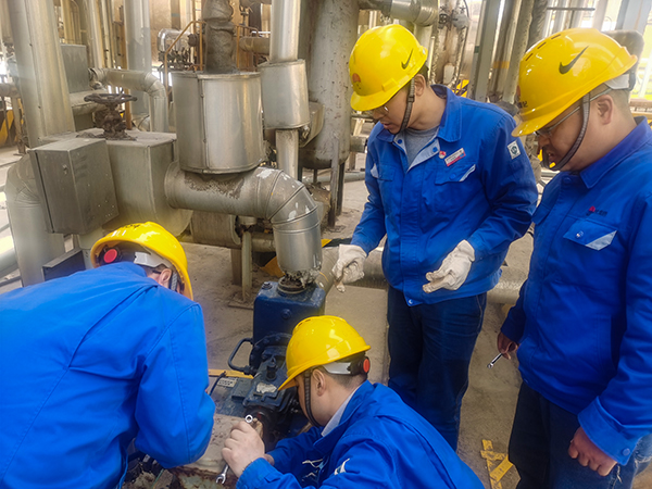 4月7日，合成車間安全技術員董子旭，設備組組長谷成駿，設備技術員呂玉亮及岳歡，在凈化現場進行P7806水泵自主維修。.jpg