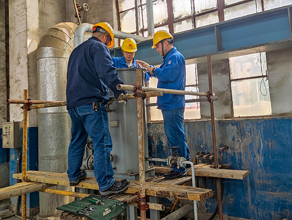 4月4日，合成車間安全技術員董子旭、設備技術組組長谷成駿、設備技術員呂玉亮進行發電機油濾芯自主維修工作。.jpg