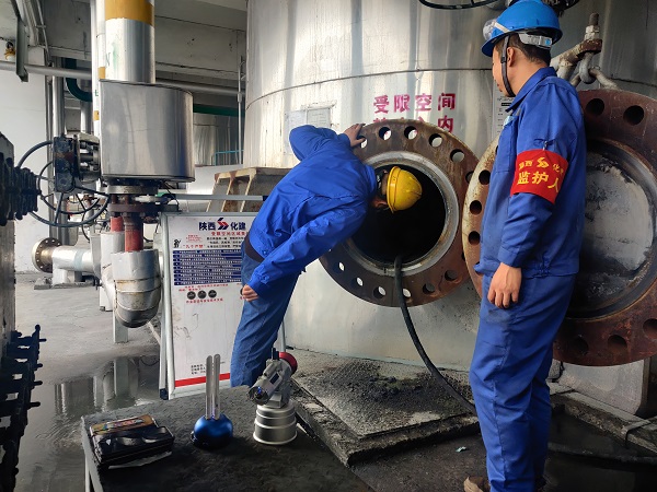 4月8日，氣化爐爐內(nèi)進(jìn)人檢修畫面。.jpg