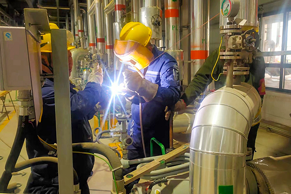 1681701744782739.jpeg 4月13日,檢修人員正在進(jìn)行管件焊接工作.jpg