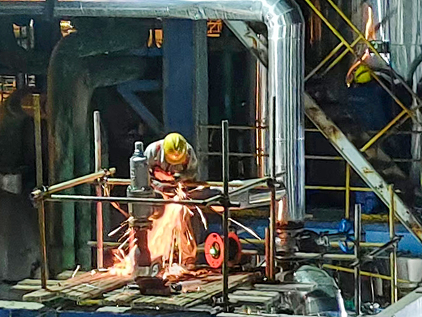 19日22：00，合成車間灰水處理工段檢修人員正在對漏點進行焊接作業 (1).jpg