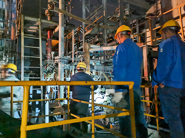 1682491462779835.jpeg 4月25日21:00,檢修人員正在對合成車間四號氣化爐進行閥門更換作業 600.jpg