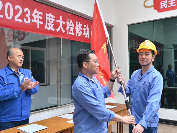 1683362902398414.png 現場授“黨員突擊隊”旗幟.png