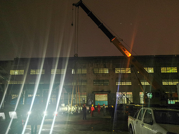 5月9日，檢修重要設備E7502到貨，夜間抓緊卸車  600.jpg