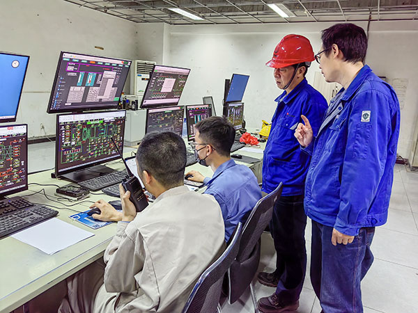 1683965042267943.jpeg 5月13日,動力車間三期鍋爐控制室,DCS改造工藝、儀表、電氣等部門聯合調試,車間主任姜軍虎與技術員畢加佳查看調試過程.jpg