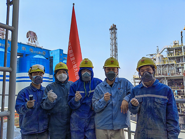 1684151349863697.jpeg 5月12日,動力車間三期脫硫塔灰斗平臺,青年先鋒隊清理脫硫塔灰斗內(nèi)積灰,在休息時合影.jpg