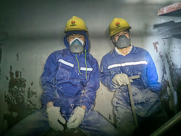 1684151363611814.jpeg 5月12日,動力車間三期脫硫塔灰斗內(nèi)部,張鵬和曾順江正在清理灰斗內(nèi)積灰.jpg