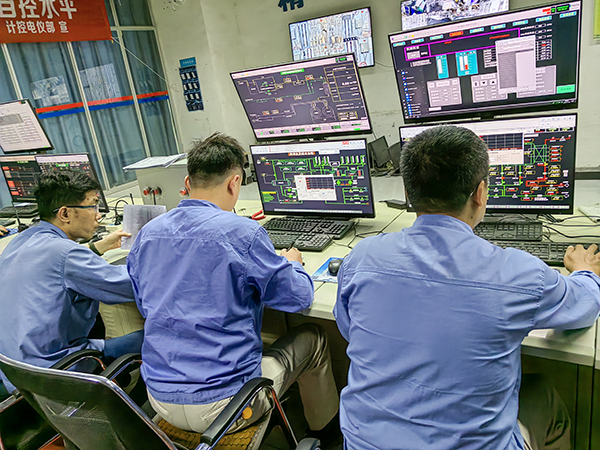 5月23日，動力車間中控室，4號鍋爐水壓試驗過程中，各司爐密切監視水壓變化.jpg