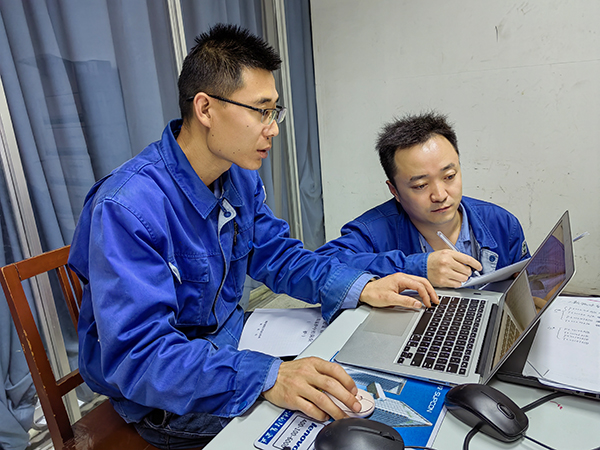 1685017390856439.jpeg 5月14日,動力車間三期李博和劉海東在DCS調(diào)試期間修改錯誤的報警信息.jpg