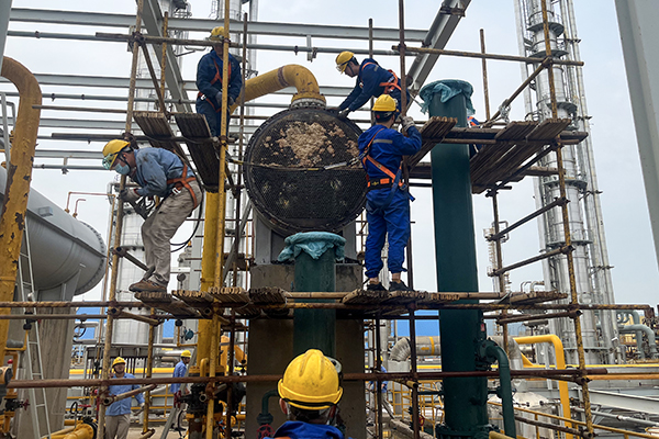 1686658152190237.jpeg 6月12日,合成車間合成工段對換熱器清污.jpg