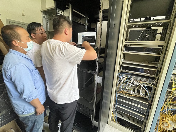 6.12日?？祻S家和公司員工在機(jī)房?jī)?nèi)調(diào)試系統(tǒng).jpg