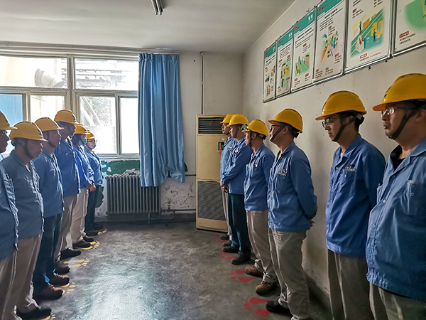 6月12日，動(dòng)力車間一期交接班室，開會(huì)期間技術(shù)員向班組成員提問 (1).jpg