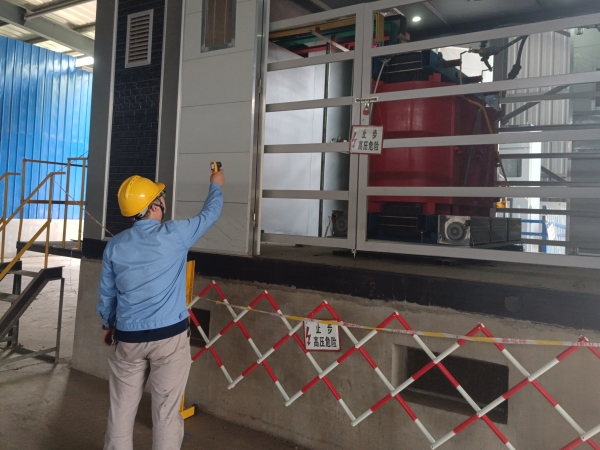 1688602337885016.jpeg 正在巡檢光伏變壓器.jpg