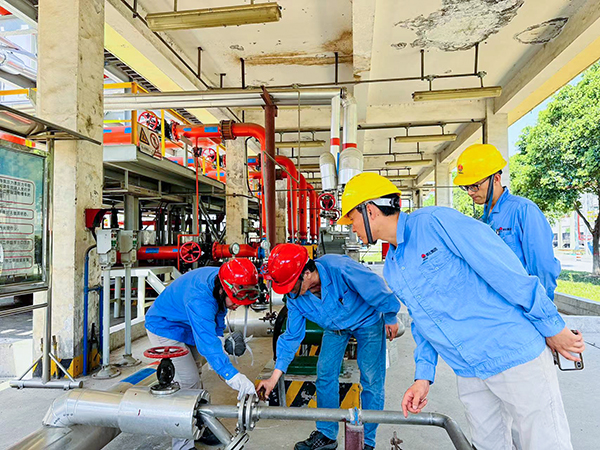 車間主任喬玄現場檢查重點設備   600.jpg