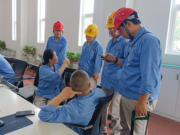 7月19 日，副部長劉勇、主任工程師馬曉華等人在一期控制室與工藝負(fù)責(zé)人就在線作業(yè)進(jìn)行安全風(fēng)險(xiǎn)評估交流.jpg