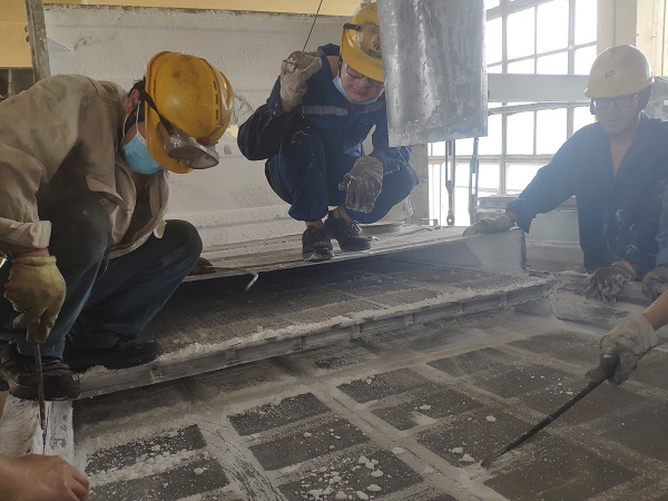 1690505695338873.jpeg 7月25日,檢修二部檢修人員在尿素包裝樓進行篩網(wǎng)更換作業(yè).jpg