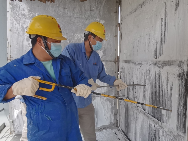 1692747962730517.jpeg 8月21日,尿素車間魏輝、馮曉輝等在現場清理粒子冷卻器.jpg