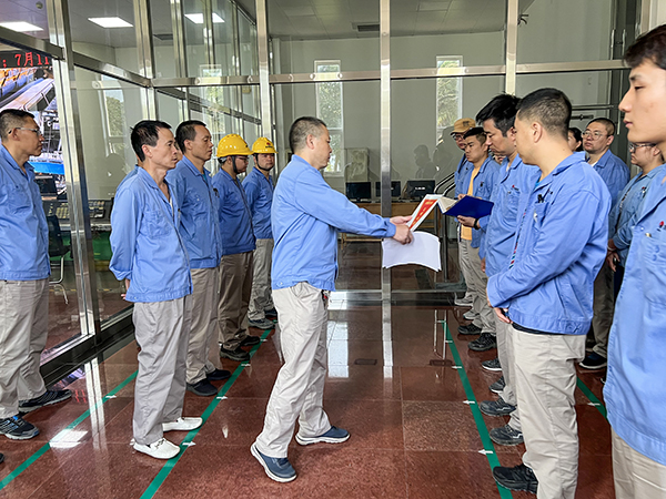 1692862858358824.jpeg 8月20日 合成車間工會主席藏琨在早會上為文明班組頒發“文明創建流動紅旗”.jpg