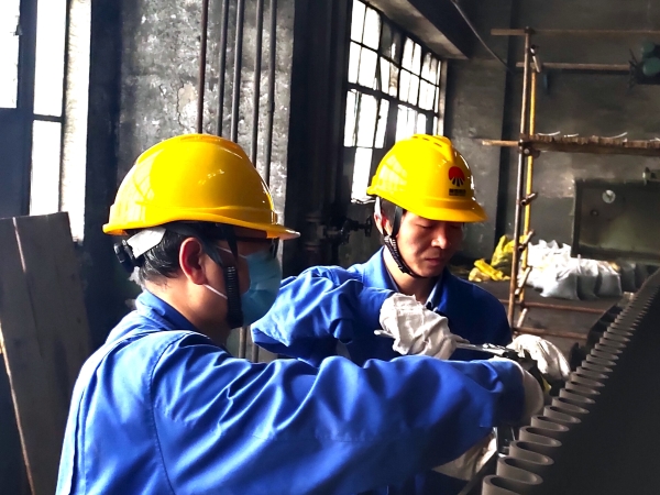 10月11日1號鍋爐給煤機平臺王明偉、屈軍強、周少龍配合檢修1號鍋爐給煤機稱重系統.jpg