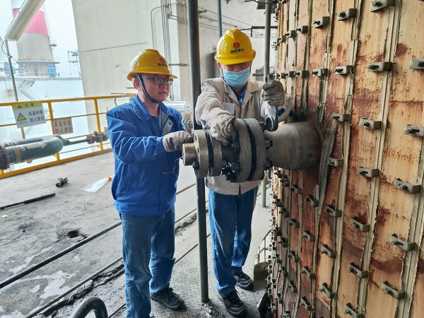 1697095132602992.jpeg 一上午的時間,三個人完成了7號氣化爐兩個高溫?zé)犭娕肌㈤y門、流量計法蘭、壓力表等儀表設(shè)備的拆檢,備件更新、回裝工作,保障了三期裝置的正常、平穩(wěn)、高效運(yùn)行。.jpg