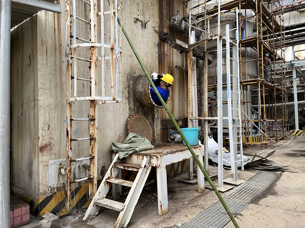 1697180031626525.jpeg 10月13日,青年突擊隊馬雷正在E60人孔處鉆入,準備作業.jpg