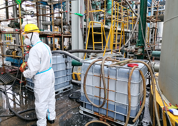 1697508542829002.jpeg 10月16日,現(xiàn)場人員正在對灰水管線進行化洗.jpg