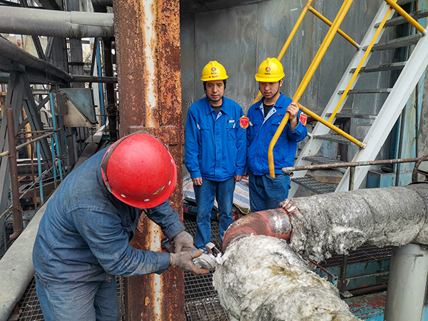 1697700547873892.jpeg 10月17日下午,在1號鍋爐暖風(fēng)器S2管道檢測處,安朝陽和張跟潮在監(jiān)護(hù)外協(xié)人員工作.jpg