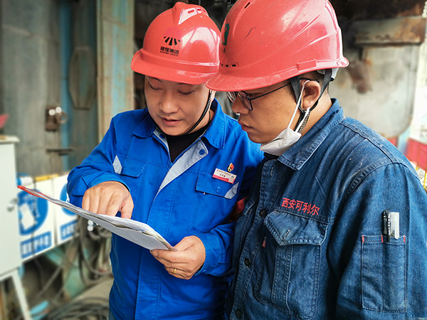 1698138003988202.jpeg 10月15日,焦路秦在1號鍋爐燃燒器更換現場檢查票證.jpg