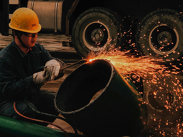 1698219385153157.jpeg 10月19日晚22點,加班安裝水冷器 作業現場焊花四濺  合成車間  張曉林.jpg