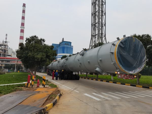 1699834121285167.jpeg 高壓甲醇精餾塔運抵生產現場.jpg