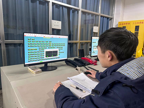 當班人員 正在認真監盤.jpg