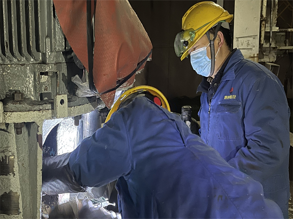 1707266399200439.png 檢修工認真檢查內部構件.png