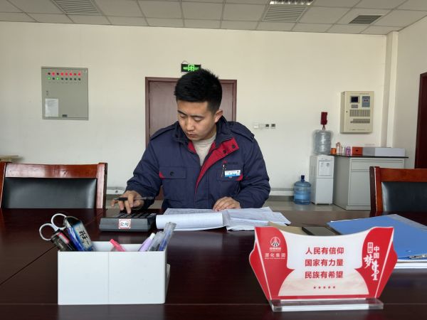 1707533322893402.jpeg 職工在寫報(bào)表.jpg