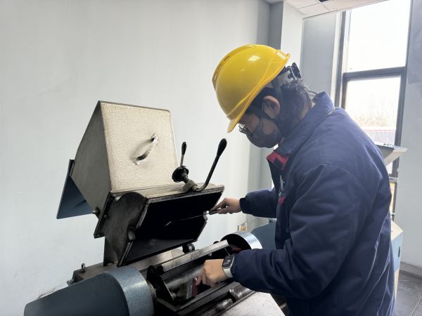 1707533344742805.jpeg 職工在清理煤機(jī).jpg