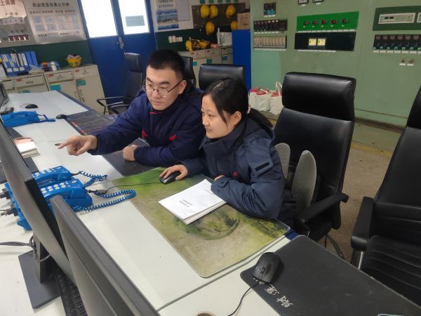 1707534411671339.jpeg 石崟給新員工講解循環水工藝流程.jpg