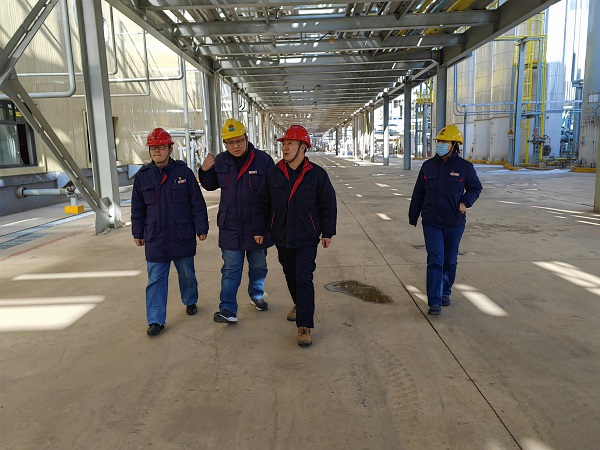 1707644953565904.jpeg 2月11日,大年初二,制氣車間帶班主任昝智峰,帶領車間值班管理人員現場安全巡查照片.jpg