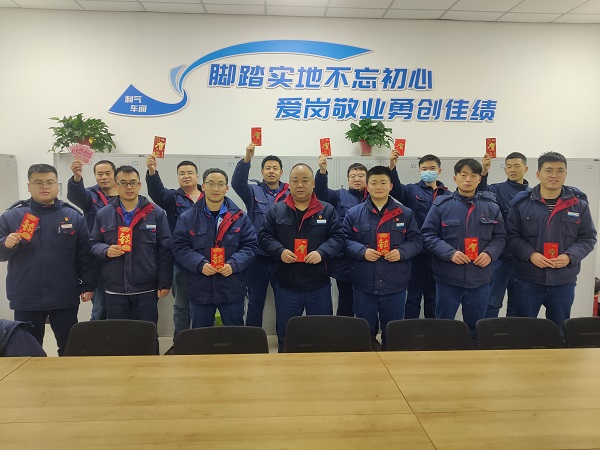 1707644972437844.jpeg 2月11日,大年初二車間管理人員為白班在崗人員,化工二班派發新春紅包照片.jpg