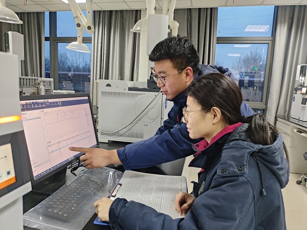 1707870307750668.jpeg 劉兆軍和李艷花在查看色譜數(shù)據(jù).jpg